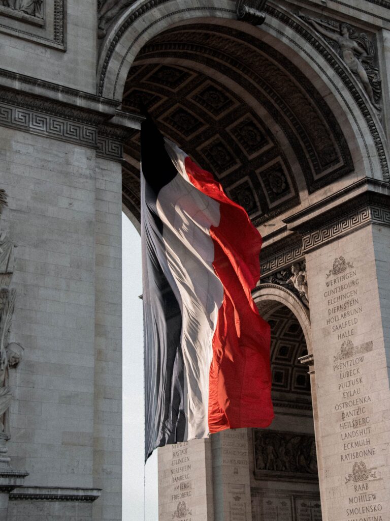 Le-drapeau-francais-sous-l'Arc-de-Triomphe
