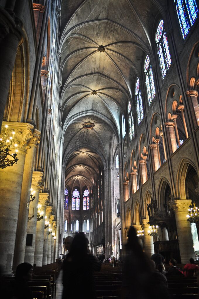 Les-arches-de-la-Cathedrale-de-Notre-Dame-de-Paris